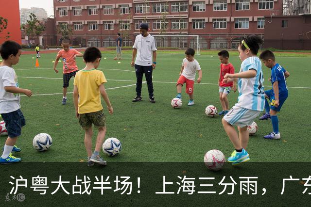 沪粤大战半场！上海三分雨，广东宏远全面崩盘，焦泊乔0分0篮板，球迷高呼降级！